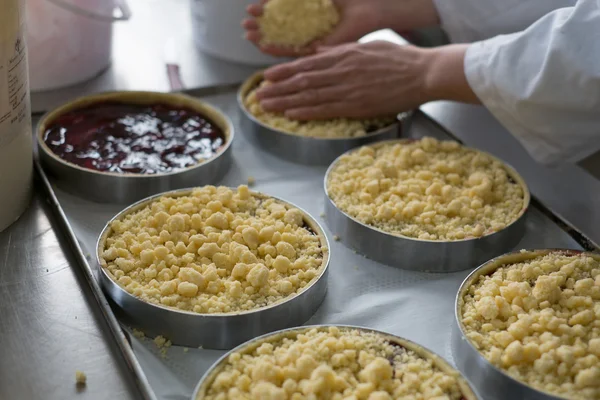 Pastry Chef Finishing Cheese Cakes — Stock Photo, Image