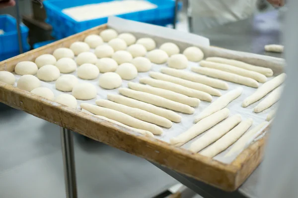 Panettiere Preparazione pasta appena fatto per rotoli — Foto Stock