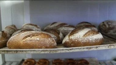 Taze ekmek raflarda görüntülenen