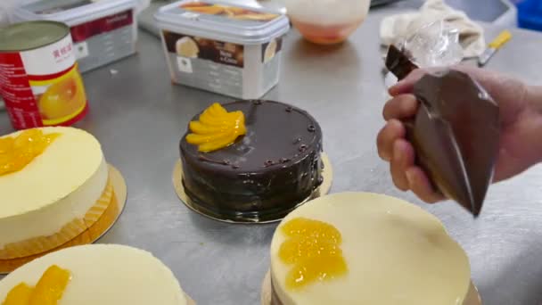 Додавання шоколадного глазурування до запеченого губчастого торта — стокове відео