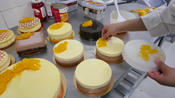 Pastelero Añadir rebanadas de naranja a la torta — Vídeos de Stock