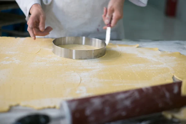 Baker Cutting Pie Crust — Zdjęcie stockowe