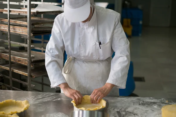 Masa de pastel recién hecho de rodillo de panadería — Foto de Stock