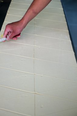 Baker işaretleri kruvasan hamur kesme.