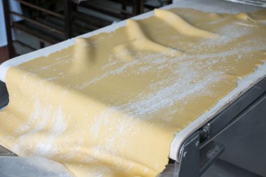 Pasta kabuk hamuru levha haddelenmiş