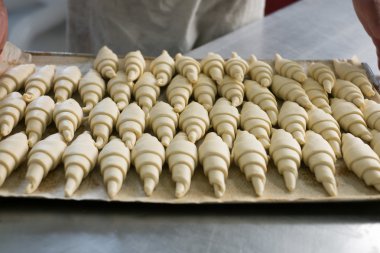 Bir tepsi ham Croissants hamur