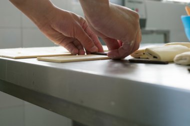 Pişmemiş çikolatalı pasta haddeleme