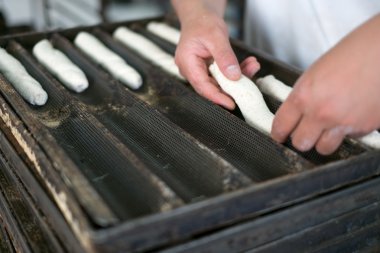 Baker Prepping yumuşak rulo hamur