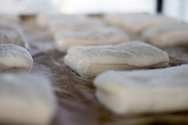 Bir tepsi üzerinde ham Ciabatta hamur