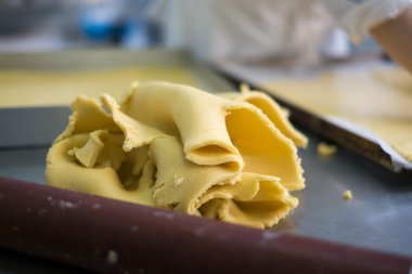 Taze kesilmiş pasta kabuk ve silindir