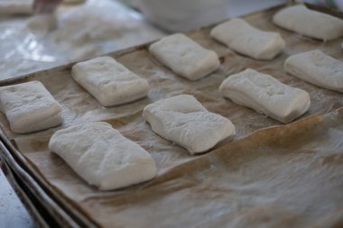 Ham Ciabatta ekmeği tepsiye koyarak Baker