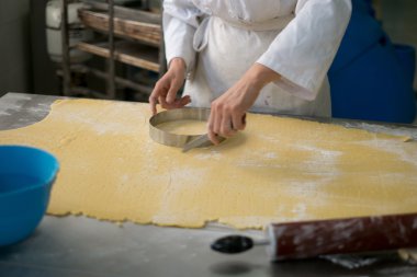 Beyaz önlük Baker pasta kabuk kesme