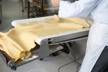 Un pasta hamur kağıda serpme