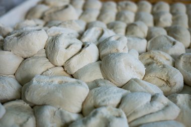 Çiğ ekmek rulo hamur bir tepsi