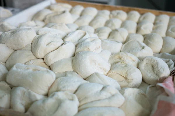 Пекарня свежеприготовленное хлебное тесто — стоковое фото