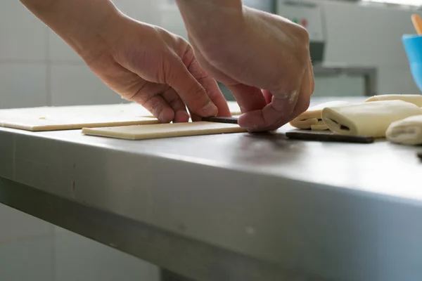 Rolling ongekookt Chocolade gebakje — Stockfoto