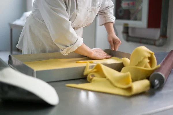 Pastelería Chef cortando corteza de pastel —  Fotos de Stock
