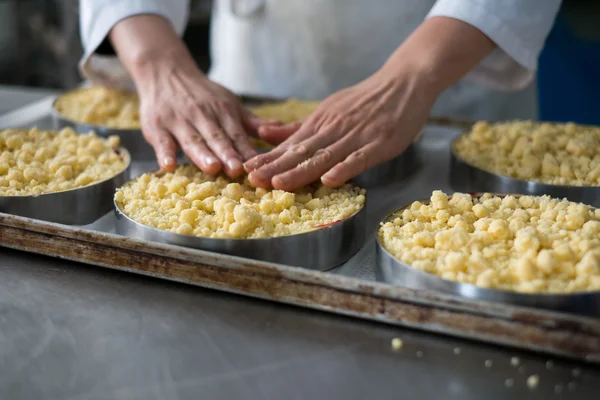 Chef Topping Gâteaux au fromage dans la boulangerie — Photo