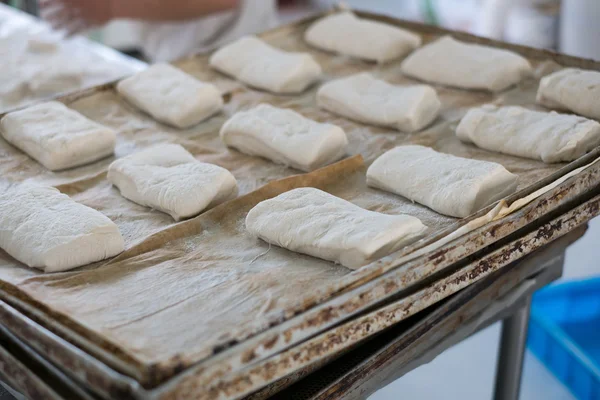 Metalen bakken van vers brood van Ciabatta deeg — Stockfoto