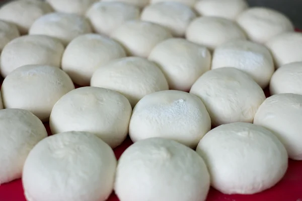 Bandeja redonda de bollos de masa de pan —  Fotos de Stock