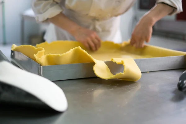 Chef pastelaria corte excesso de torta crosta — Fotografia de Stock