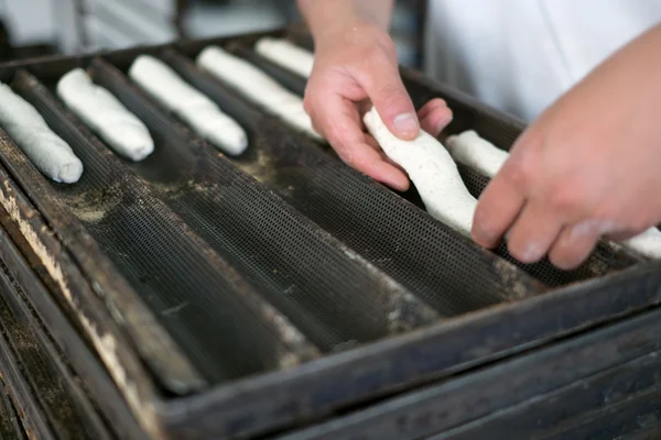 Piekarz Prepping miękkie rolki ciasta — Zdjęcie stockowe