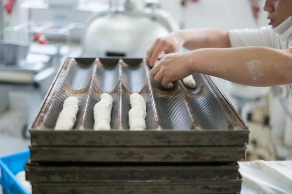 Delikatne bułeczki chińskie Baker podejmowania — Zdjęcie stockowe