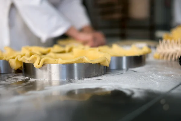 Cukrář Prepping koláč Krusty — Stock fotografie