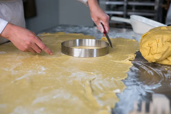 Pastry Chef Cutting Pie Dough — Stock Photo, Image