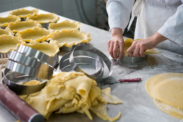 Konditor bereitet Kuchenkrusten zu — Stockfoto