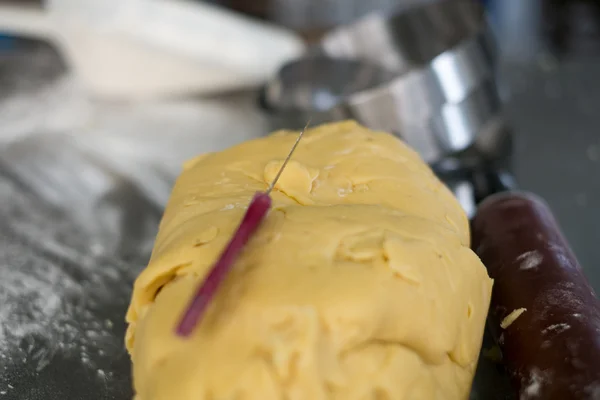 Pasta kabuk kesimler üzerinde bıçak bıçak — Stok fotoğraf