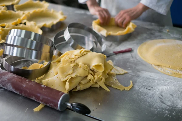 Baker preparando massa de torta na mesa — Fotografia de Stock