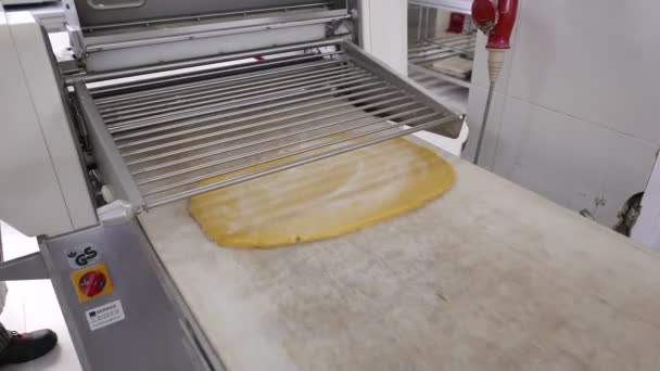 Macchina della pasta frolla appiattimento crosta di torta — Video Stock