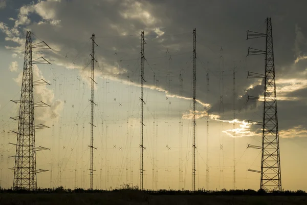 Antennes radionetwerk bij zonsondergang Stockfoto