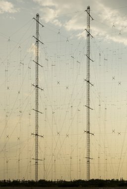 Gün batımında anten direkleri