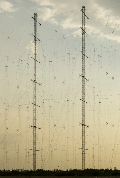 Postes de antena al atardecer — Foto de Stock