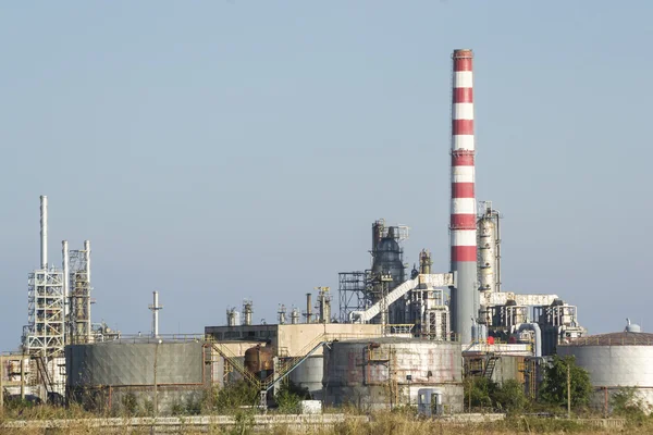 Oil refinery cooling tanks — Stock Photo, Image