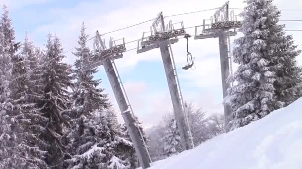 Ski lift metallic poles — Stock Video