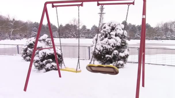 Empty swing chairs — Stock Video