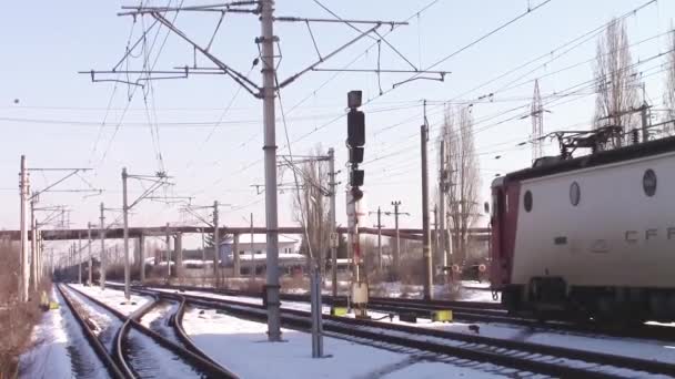 교차 하는 기차 — 비디오