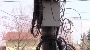 перевантажені вуличним стовпом