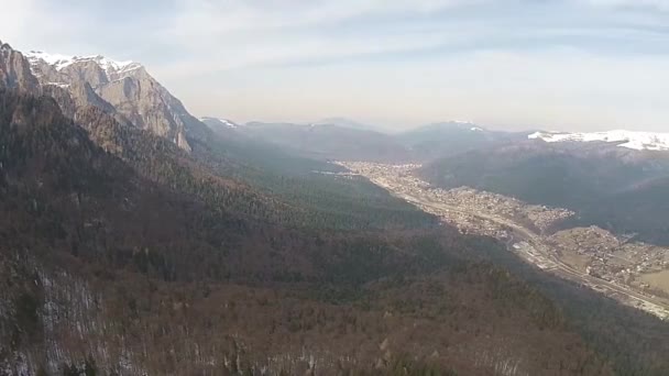 Montanha vale panning aéreo — Vídeo de Stock