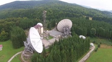 İletişim kulesi ve büyük Uydu Antenleri