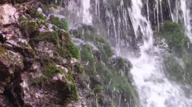 Art arda sıralı su akışı kayalar ve yosun bırakarak