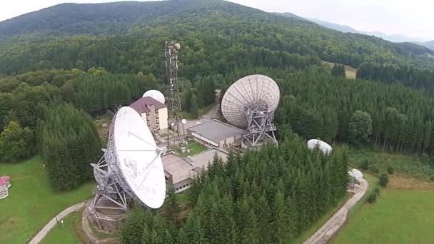 Комунікаційна вежа і великі супутникові антени — стокове відео