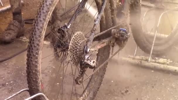 Muddy bike cleaned after race — Stock Video