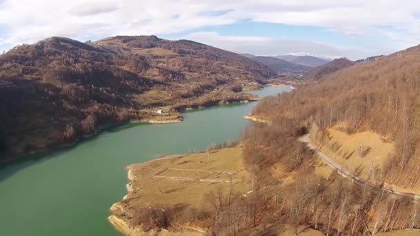 Valle con lago en las montañas — Vídeos de Stock