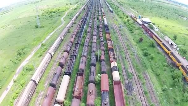 Goederentrein auto's vanuit de lucht — Stockvideo