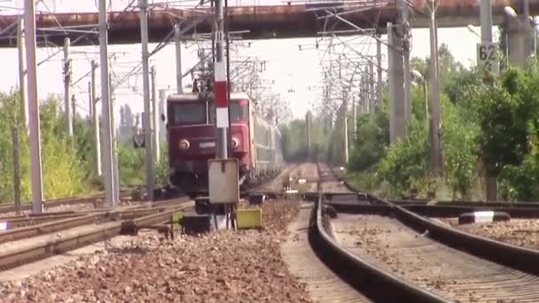 Pasażer pociąg przyjeżdżający w gorący letni dzień — Wideo stockowe