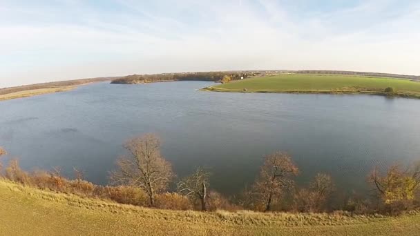 Zoetwatermeer in de herfst — Stockvideo